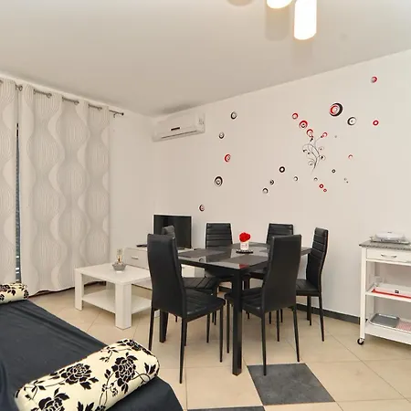 Stana 242 דירה פאז'אנה